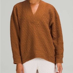 2021-Lululemon Rippled V-Neck Pullover
Copper Brown size 6